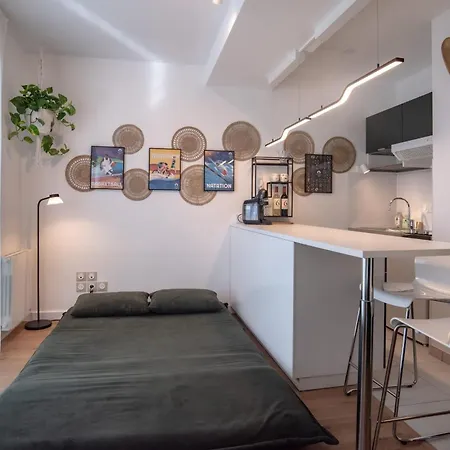 Bright Modern With Shared Garden Near Metro شقة