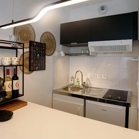 Bright Modern With Shared Garden Near Metro