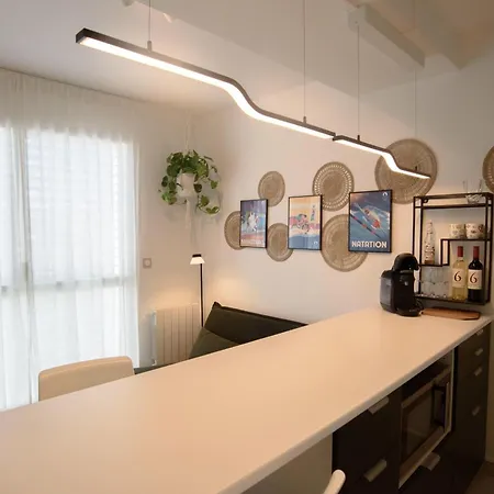 Bright Modern With Shared Garden Near Metro شقة