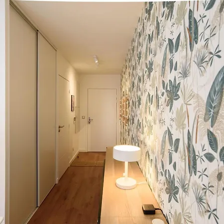 Bright Modern With Shared Garden Near Metro شقة