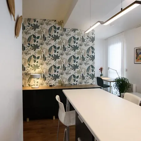 Bright Modern With Shared Garden Near Metro أولينز
